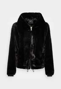 Czarna kurtka z sztucznego futra z kapturem, z przednim zamkiem błyskawicznym i sznurkami w spodzie, z długimi rękawami i ściągaczami na mankietach.