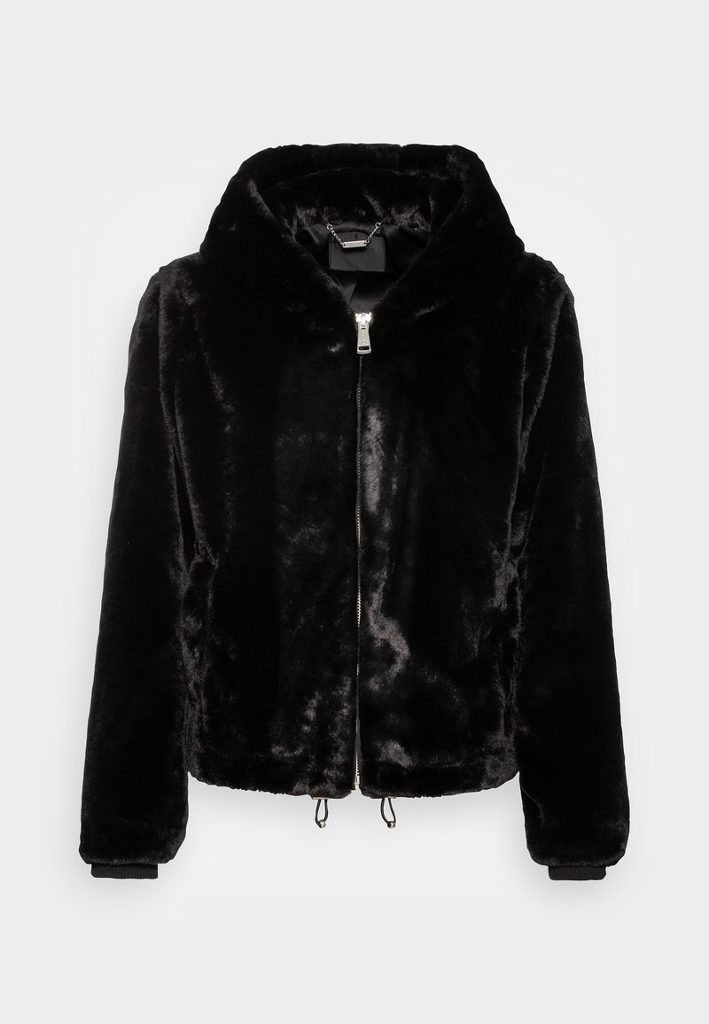 Czarna kurtka z sztucznego futra z kapturem, z przednim zamkiem błyskawicznym i sznurkami w spodzie, z długimi rękawami i ściągaczami na mankietach.