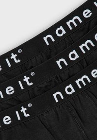 Čierne bavlnené spodné prádlo s elastickým pásom, na ktorom je biele text "name it". Tri kusy poskladané na svetlom pozadí.