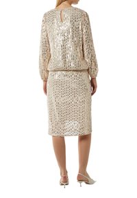 Beiges Pailletten-Kleid mit langen Ärmeln, ausgestattet mit einem Schlitzrücken und einem eng anliegenden Rock, verziert mit vertikalen Streifenmustern.