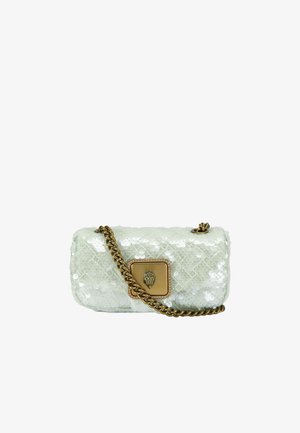 Borsa a tracolla verde menta con paillettes, design trapuntato, tracolla a catena dorata e fermaglio ornato con un emblema decorativo.