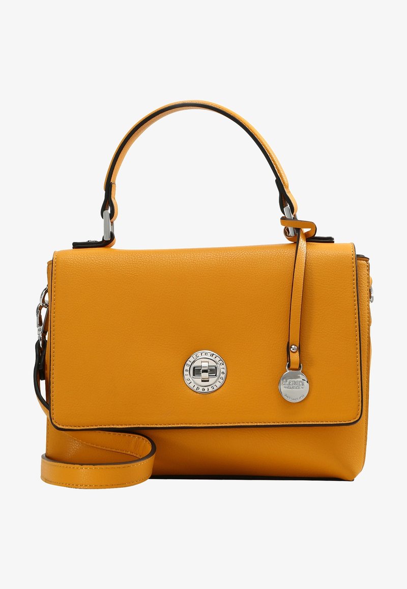 Sac à main en cuir jaune avec poignée supérieure, fermoir à tour frontal, bandoulière amovible et breloque ronde en argent avec logo suspendue sur le côté.