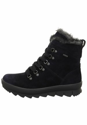 Botas de tobillo de ante negro con un collar de piel sintética, con cierre de cordones en la parte delantera y suela de goma texturizada con canalones profundos.