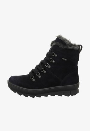Bottines noires en daim avec un col en fausse fourrure, dotées d'un devant à lacets et d'une semelle en caoutchouc texturée avec des rainures profondes.