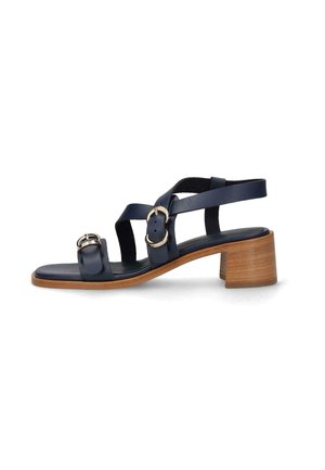 Sandalo in pelle blu navy con punta aperta, doppia fibbia argento, cinturino alla caviglia e tacco basso marrone su sfondo bianco.