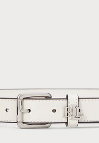 Bijela kožna remen s srebrnom kopčom, s kontrastnim šavovima i akcentom s inicijalima "RL".