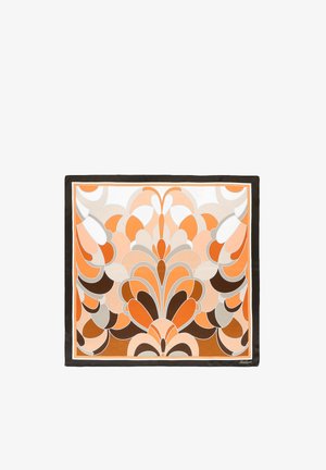 Foulard en soie avec un motif géométrique aux tons chauds d'orange, brun et beige, bordé de brun foncé et d'un contour blanc.