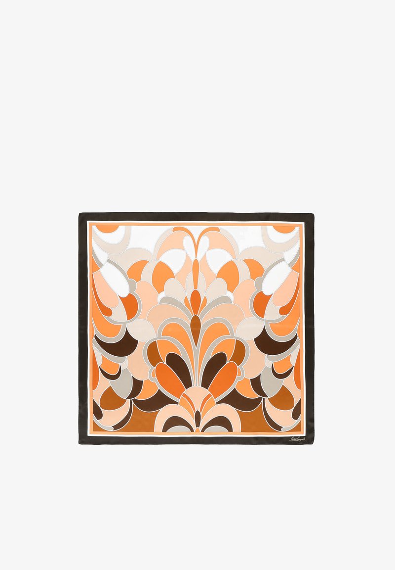 Svila šal sa geometrijskim uzorkom u toplim tonovima narančaste, smeđe i bež, obrubljen tamnosmeđom i bijelom linijom.