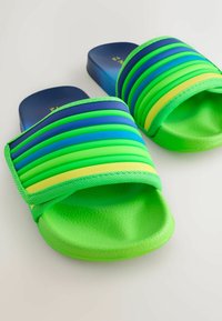 Șlapi verzi și albaștri cu o curea texturată cu dungi orizontale și finisaj mat. Ușori, cu talpă conturată.