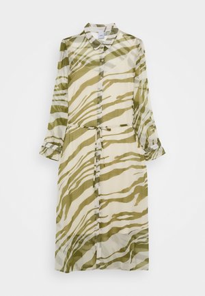 Langærmet, knap-op kjole med grønne og beige zebrastriber, taljebånd og krave, vist mod en hvid baggrund.