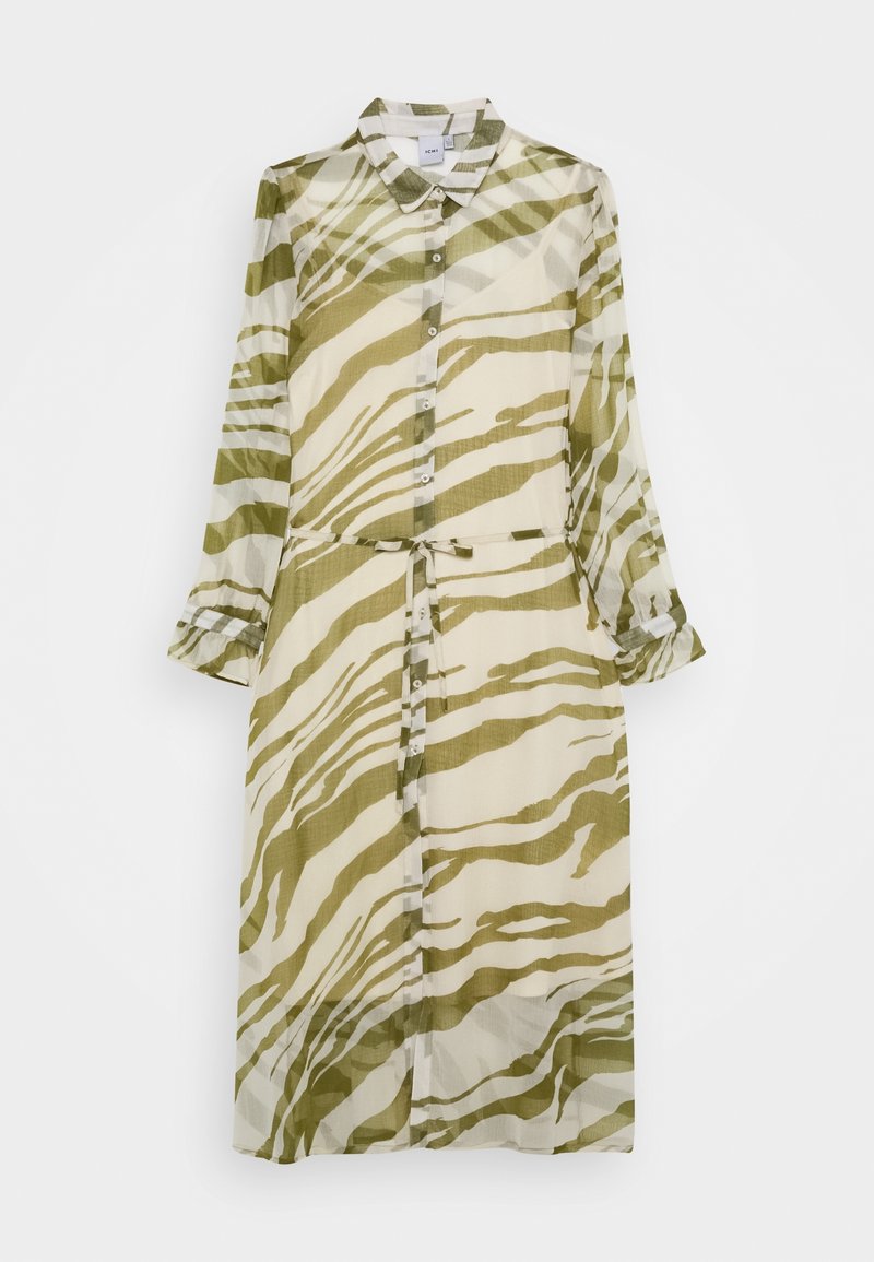 Robe à manches longues avec boutons, imprimé zèbre vert et beige, ceinture à la taille et col, présentée sur un fond blanc.