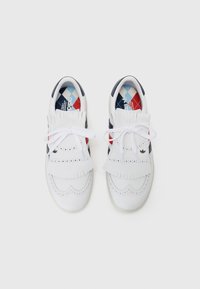 Vita lädersneakers med en fransdesign, perforerade detaljer och kontrasterande marinblå ränder. Utrustade med vita skosnören och en mönstrad innersula.