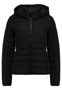 Schwarze Pufferjacke mit Kapuze, ausgestattet mit einem Reißverschluss und gestepptem Design. Das Material ist glatt und leicht glänzend.