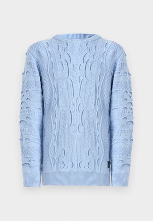 Šviesiai mėlynas megztinis su tekstūriniu kabelių raštu, raukšlėtomis rankogaliais ir apykakle.