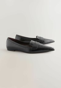 Schwarze Lederloafers mit Krokodilprägung, spitz zulaufenden Zehen und flacher Sohle. Verfügt über einen Riemen über dem Vorderfuß für zusätzlichen gestalterischen Akzent.
