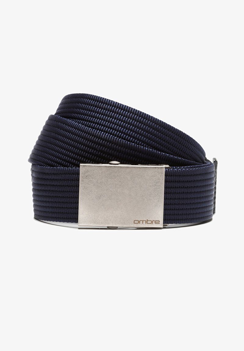 Cinturón tejido en color navy con una hebilla rectangular plateada que presenta el nombre de la marca "ombre" en relieve. La textura es lisa con un patrón acanalado.