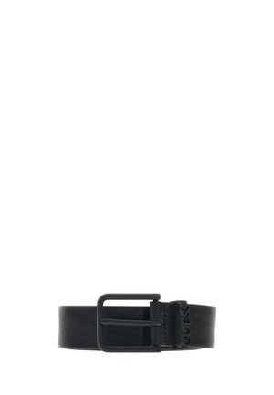 Cinturón de cuero negro con hebilla metálica rectangular negra mate y nombre de la marca en relieve cerca de la hebilla sobre un fondo blanco.
