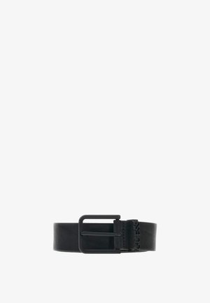 Cinturón de cuero negro con hebilla metálica rectangular negra mate y nombre de la marca en relieve cerca de la hebilla sobre un fondo blanco.