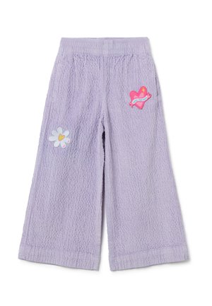 Pantalons larges lilas en tissu texturé, ornés de deux appliqués : une fleur blanche et un cœur rose avec des détails en ruban bleu.