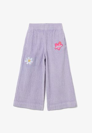 Pantalons larges lilas en tissu texturé, ornés de deux appliqués : une fleur blanche et un cœur rose avec des détails en ruban bleu.