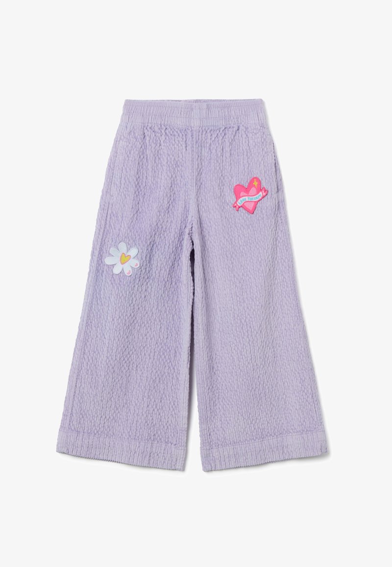 Pantalons larges lilas en tissu texturé, ornés de deux appliqués : une fleur blanche et un cœur rose avec des détails en ruban bleu.