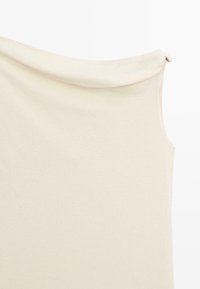 Top beige senza maniche in maglia con un ampio scollo a barca morbido su uno sfondo bianco semplice.