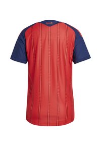 Rood sportshirt met blauwe mouwen; heeft verticale strepen en een textuurpatroon. "España" staat op de bovenrug gedrukt.
