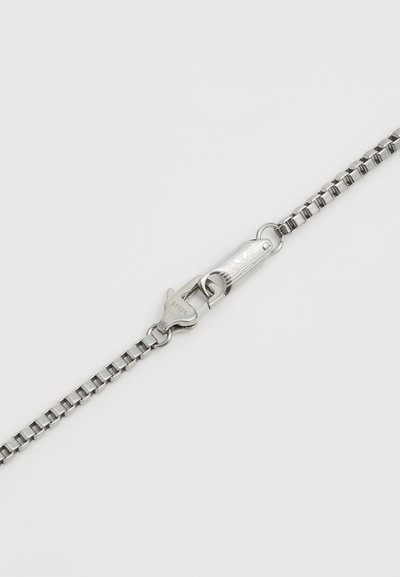 Sølvmetalsarmbånd med en kædedesign, forsynet med en sikker lukning og en glat, poleret finish. Minimalistisk og slankt udseende.