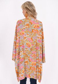 Kimono floral din material ușor cu modele vibrante de portocaliu, roz și gri. Croială lejeră cu un tiv drept și mâneci largi.