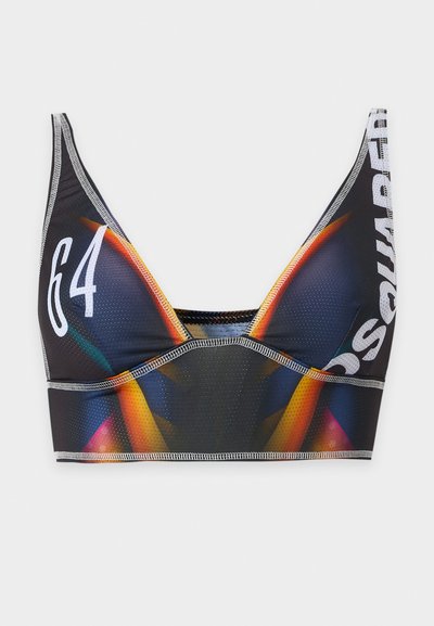 Brassière de sport noire avec des rayons abstraits colorés, numéro blanc 64 sur le côté gauche et texte blanc partiellement visible sur la bretelle droite.