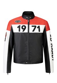 Giubbotto da motociclista in pelle nera e rossa con dettagli bianchi, caratterizzato da grandi numeri neri "1971" e "ED HARDY" stampati sulle maniche.