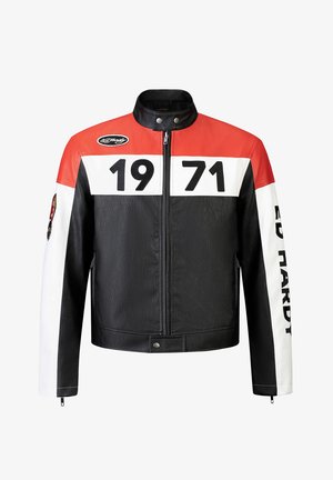 Zwarte en rode leren motorjacket met witte accenten, met grote zwarte nummers "1971" en "ED HARDY" bedrukt op de mouwen.
