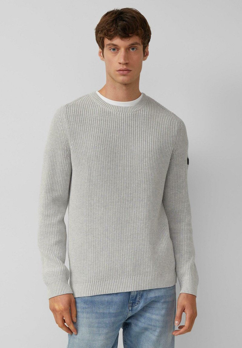 Grauer Strickpullover mit gerippter Textur, runder Ausschnitt und langen Ärmeln. Verfügt über einen taillierten Saum und ein Markenlogo auf dem linken Ärmel.
