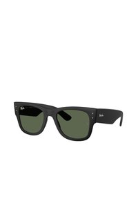 Occhiali da sole in plastica nera con lenti verdi. Forma quadrata con marchio discreto sulla stanghetta. Presentano borchie decorative sulla parte anteriore.