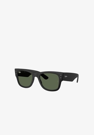 Occhiali da sole in plastica nera con lenti verdi. Forma quadrata con marchio discreto sulla stanghetta. Presentano borchie decorative sulla parte anteriore.