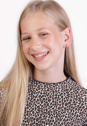 Luipaardprint top met een hoge hals, in zwart, bruin en beige kleuren. Model heeft lang blond haar en kleine ringoorbellen.