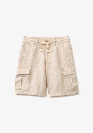 Beige linnen cargoshorts met elastische tailleband, koordje met kwastjes, knoopsluiting, zijzakken en klepzakken op beide pijpen.