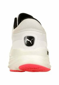 Puma hardloopschoen met een witte mesh bovenkant, zwarte accenten en een gestructureerde, roze rubberen zool. Heeft een logo-patch op de hiel.