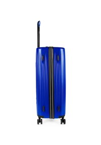 Maleta rígida azul con una superficie texturizada, líneas verticales y detalles en negro. Cuenta con un mango retráctil y cuatro ruedas.