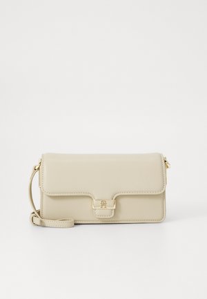 Sac bandoulière en cuir beige avec fermeture à rabat et quincaillerie dorée, comprenant un petit fermoir et une sangle réglable.