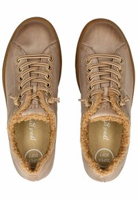 Scarpe marrone chiaro con tomaia in pelle texturizzata, occhielli dorati e un colletto soffice color beige. Suola interna morbida etichettata "Super Soft" visibile all'interno.