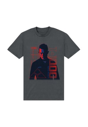 Graues Baumwoll-T-Shirt mit einer stilisierten Grafik einer Figur in blau-rotem Design, inklusive des Textes "T-1000" und geometrischen Formen.