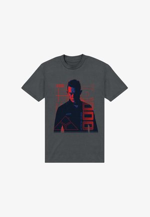 Grå bomulds T-shirt med et stiliseret grafisk motiv af en figur med et blåt og rødt design, inklusive teksten "T-1000" og geometriske former.