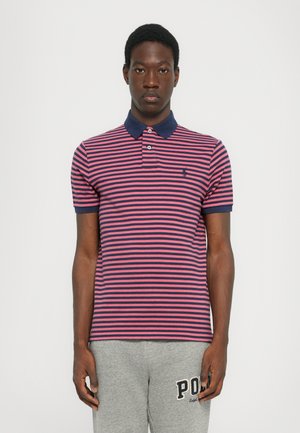 Korte mouwen polo met marineblauwe en roze horizontale strepen, een marineblauwe kraag en een klein logo op de linkerborst.