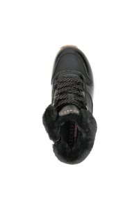 Sneaker nera con tomaia in pelle liscia, colletto in morbido pelliccia sintetica e lacci a pois. Presenta una soletta in memory foam e suola in gomma.