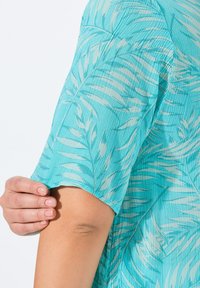 Ulla Popken PALM LEAF SHORT SLEEVE - Camicetta - deep aqua