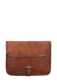 Borsa a tracolla in pelle marrone con chiusura a pattina, dotata di una fibbia metallica e due rivetti. Tessuto liscio con una finitura leggermente invecchiata.