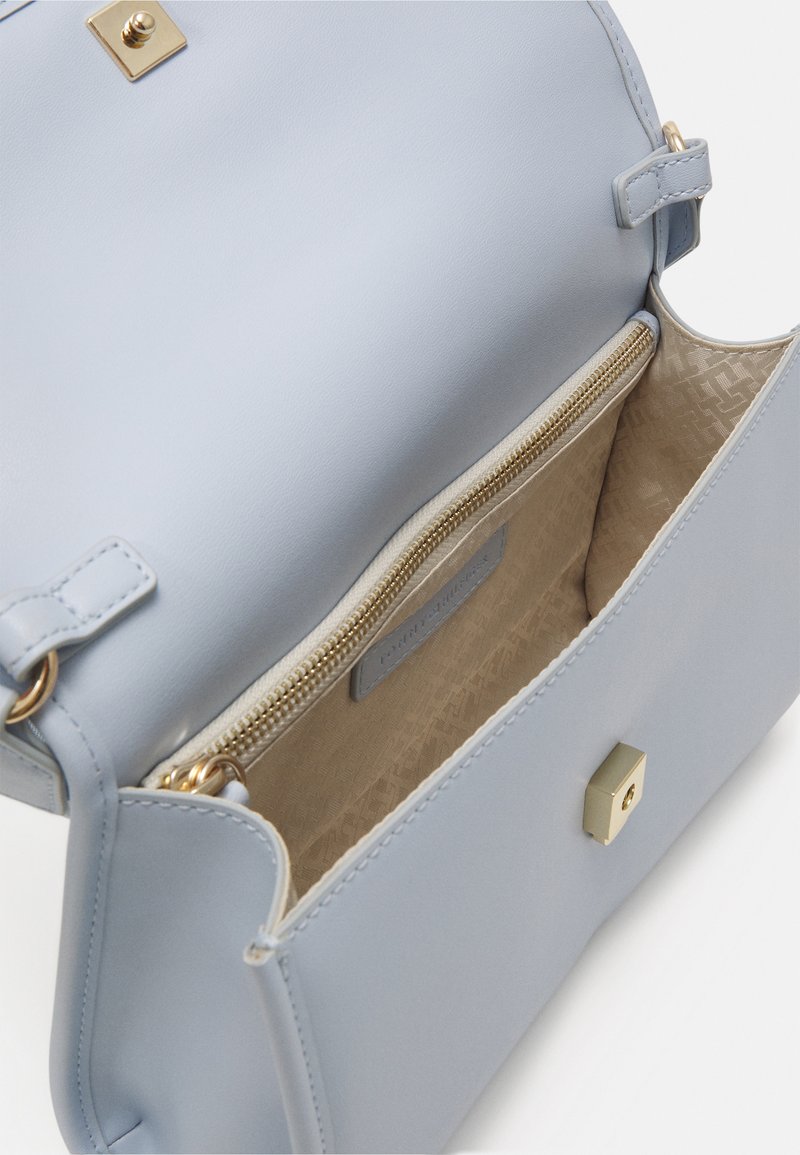 Tommy Hilfiger MONOTYPE SHOULDER BAG - Handtasche - breezy blue  