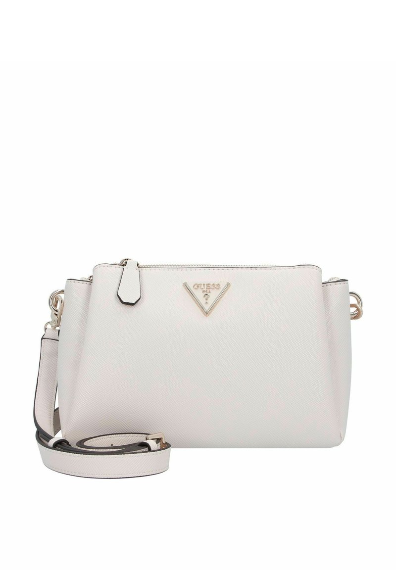 Borsa sintetica bianca con finitura testurizzata, chiusura con zip, tracolla regolabile e un accento con logo triangolare dorato.