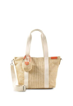 Sac fourre-tout beige en tissu tissé avec larges anses crème, bandoulière amovible, petite pochette assortie et écusson de marque orange sur le côté droit.
